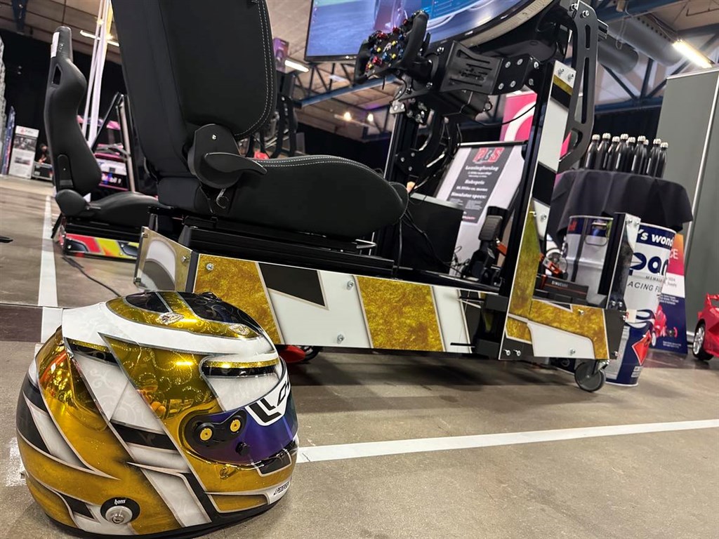 Professionel motorsportssimulator med danske baner.